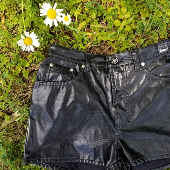 VTG VERSACE JEANS COUTURE Vegan Faux Leather Shorts 30" waist - Picture 12 of 14